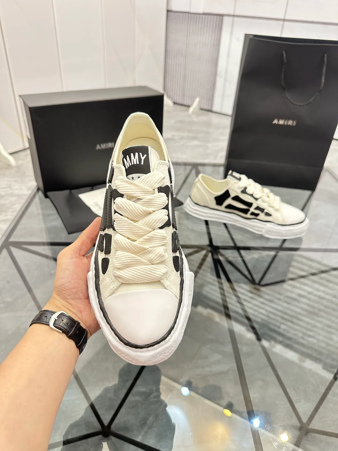 Men's shoes: 💰P520¥ High-end quality Product trademark: AMIRI* "Emil*" low-top casual shoes Regular size: 39-45 (can be customized to 46) Product materials: Upper imported original fabric spliced ​​cowhide, breathable lining, original outsole. Number: 525